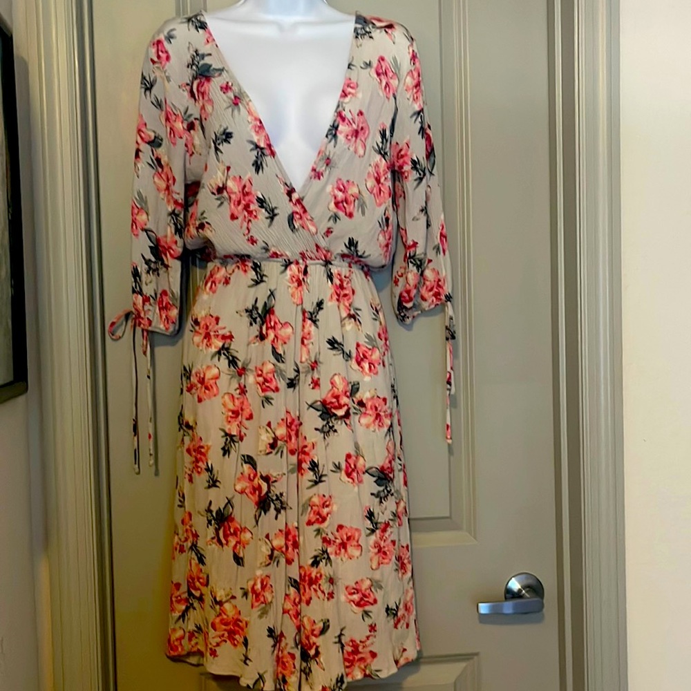 New never worn jumper rose print three-quarter sleeve Flowey material size small